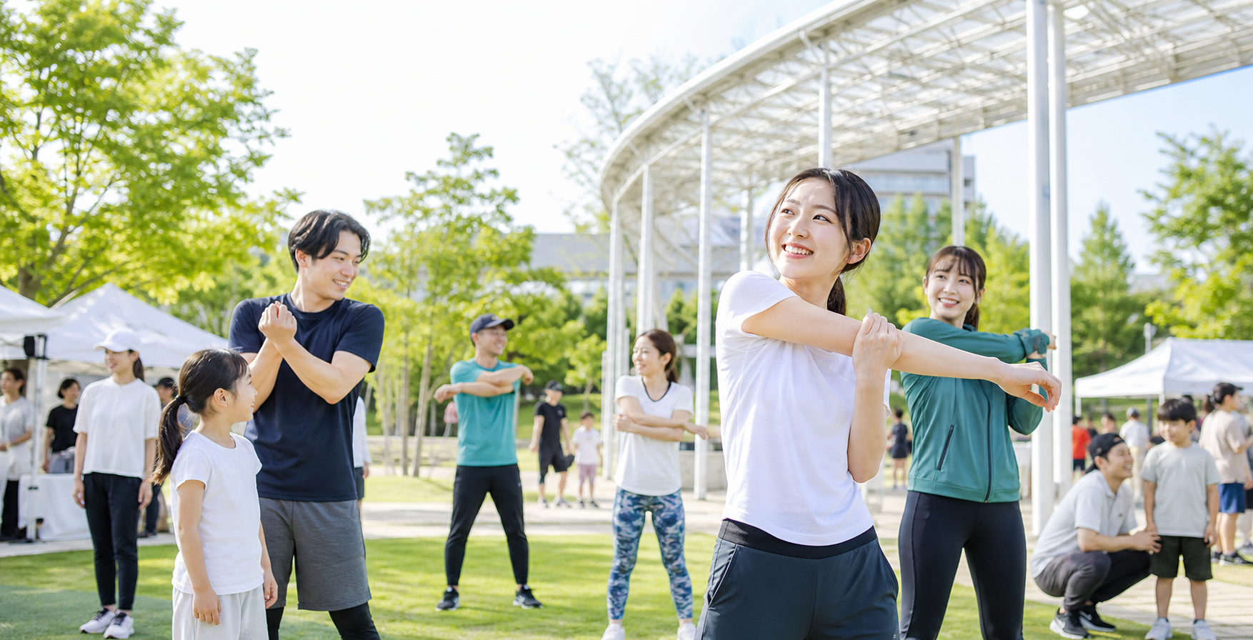 広場でストレッチや運動を楽しむ日本人参加者の写真